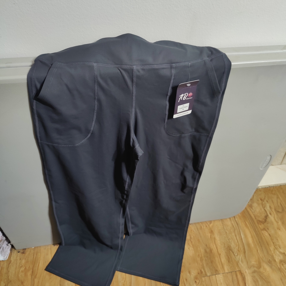Women's Black Straight Leg Yoga Pants With Pockets